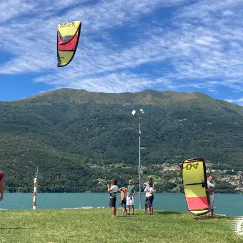 Cours de kitesurf sur la pelouse face à la montagne