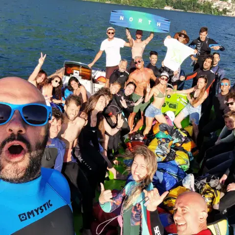 Équipe et élèves à bord du bateau d'assistance sur le lac de Côme