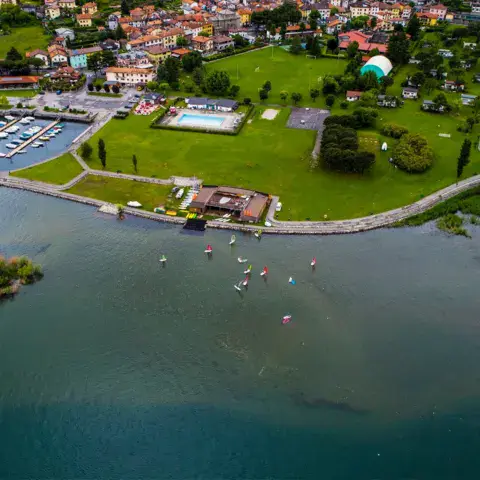 Vue aérienne du port et du site de Gera Lario