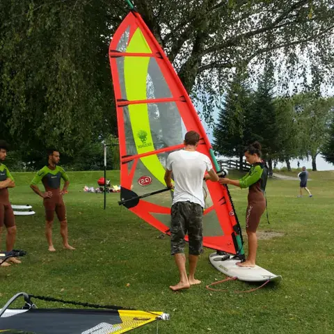 Cours de windsurf sur la pelouse au bord du lac
