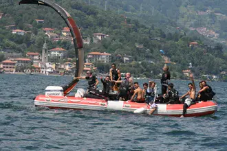 Bateau de lift avec des kiters sur le lac