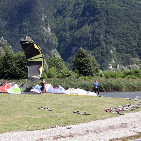 Kites étalés sur la pelouse au bord du lac d'Idro