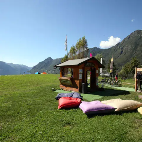 Espace de détente de l'école sur la pelouse