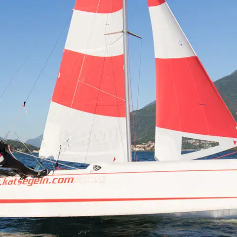 Catamaran Topcat à la navigation sur le lac de Côme