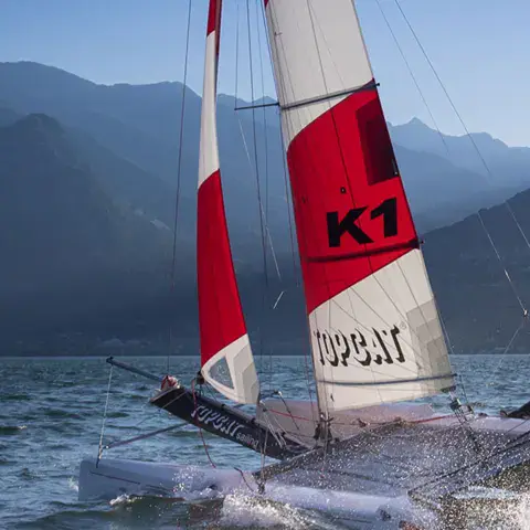 Catamaran de cours devant les montagnes du lac