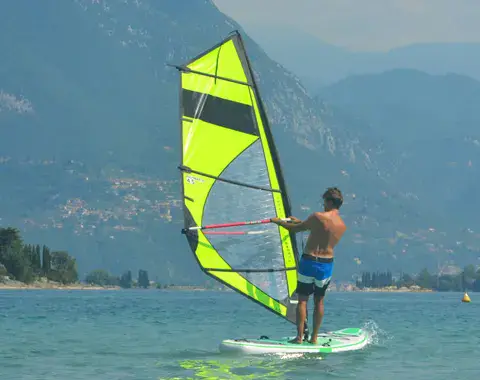 Planchiste sur le lac devant les collines