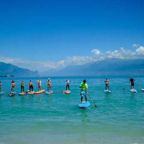 Groupe de paddlers sur le lac de Garde