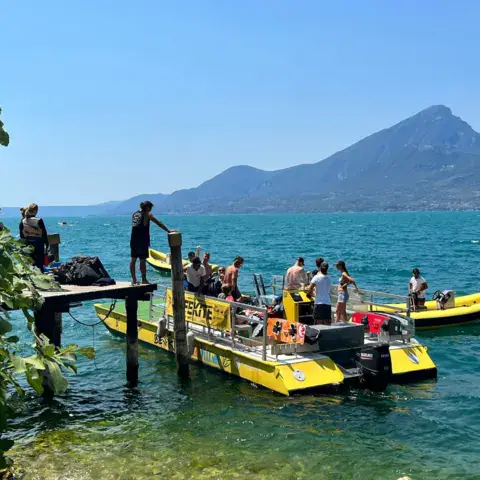 Ponton et bateaux jaunes de l'école sur le lac