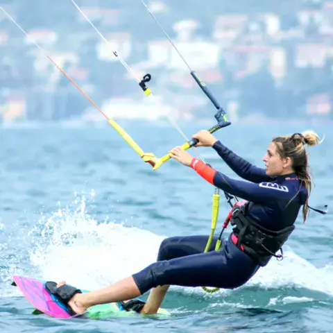 Kitesurfeuse en navigation sur le lac