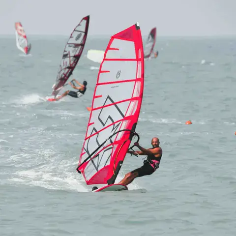 Windsurfeurs en navigation en eau peu profonde