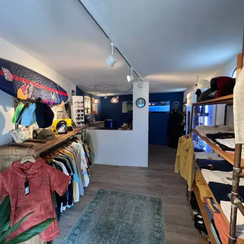 Intérieur du shop de la station de surf