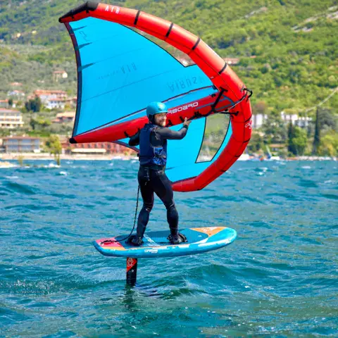 Wingfoiler devant la rive du lac de Garde