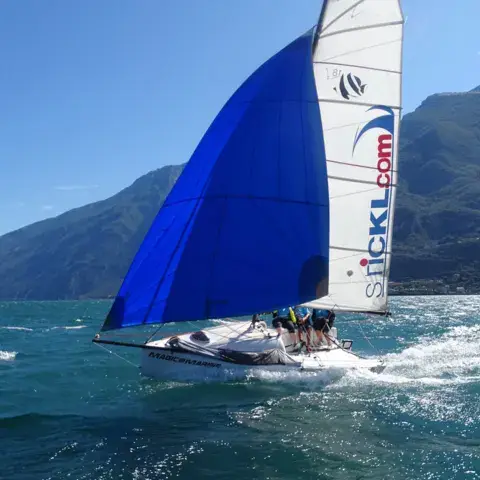 Catamaran sous spinnaker sur le lac