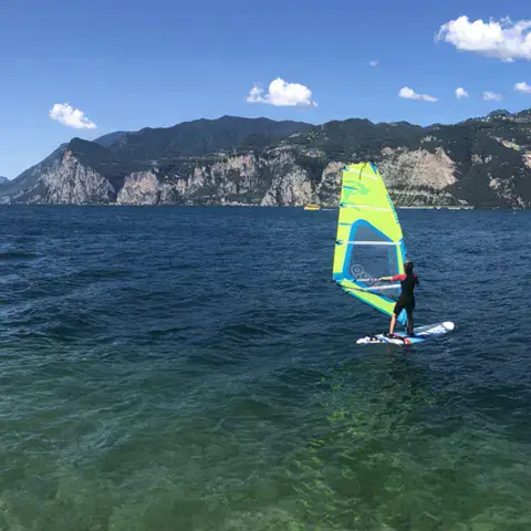 Windfoil sur le lac de Garde devant Malcesine
