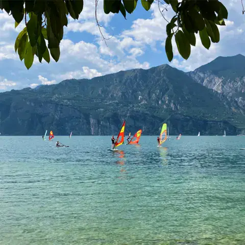 Planches à voile sur les eaux claires du lac