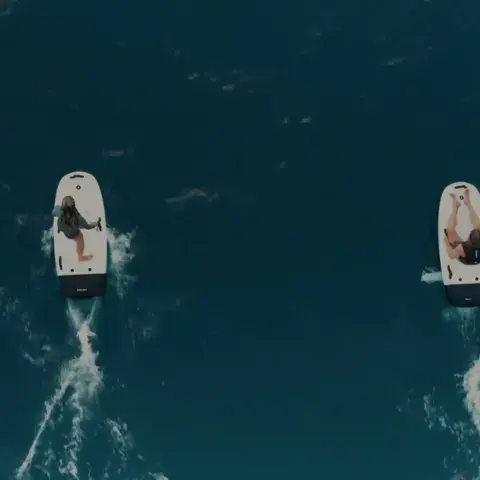 Deux riders en e-foil vus du ciel
