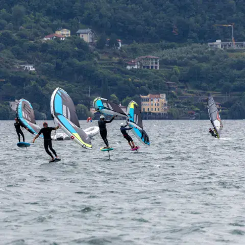 Groupe de wingfoilers sur le lac de Côme