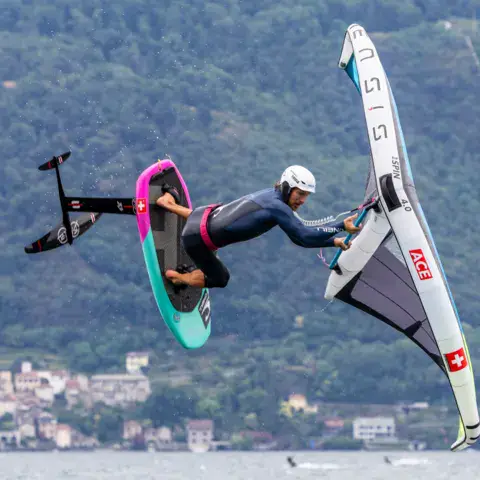Wingfoiler en saut au-dessus du lac