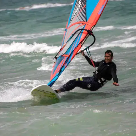 Windsurfeur dans les vagues
