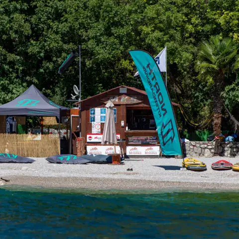 Espace de l'école au bord de l'eau, kites au sol