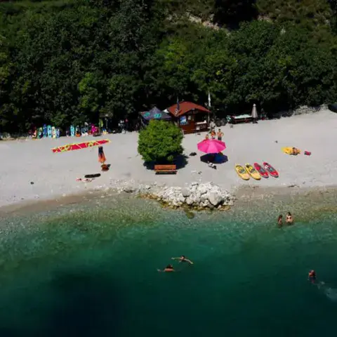 Vue aérienne de la plage de galets et du lac