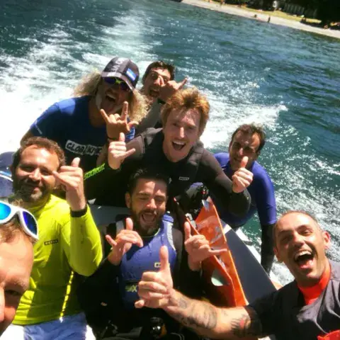 Équipe et élèves à bord d'un bateau pneumatique de l'école