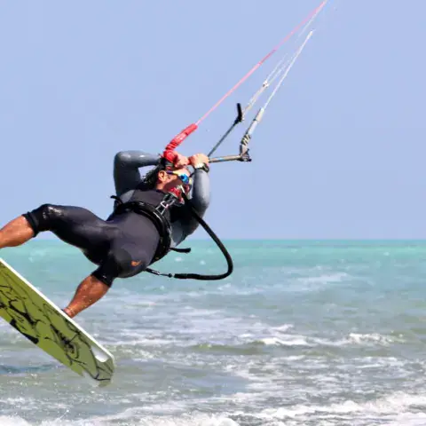 Kitesurfeur en saut