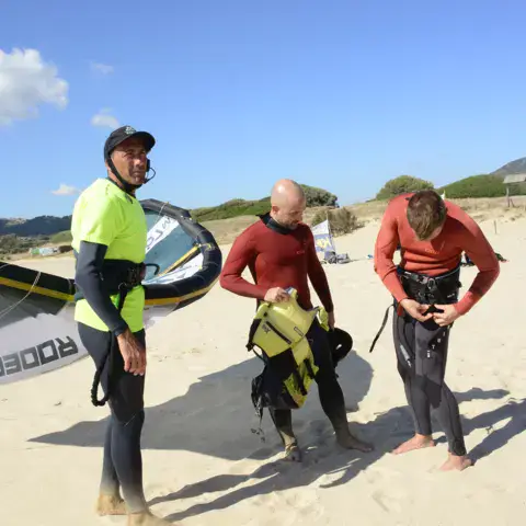 Préparation de l'équipement sur la plage