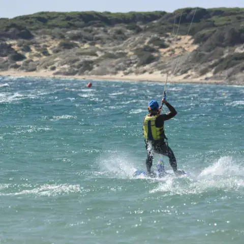 Kitesurfeur en navigation