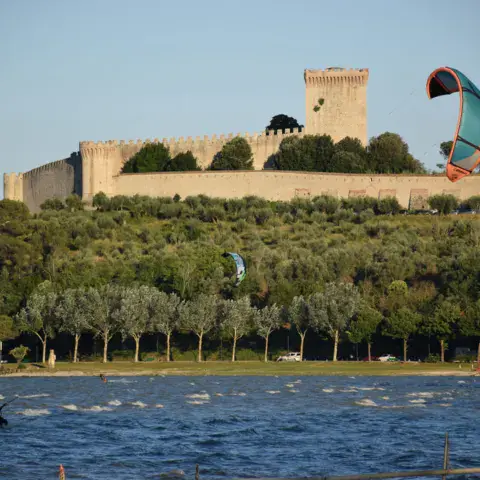 Kitesurf devant le château de Castiglione del Lago