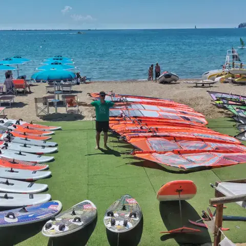 Plage de Vindicio avec le matériel du cercle