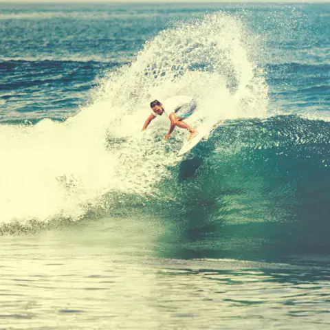 Surfeur sur une vague