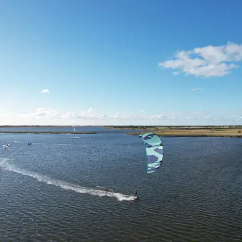 Session de kitesurf sur la lagune