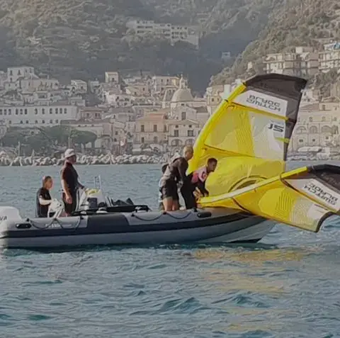 Zodiac d'assistance avec une aile de kite