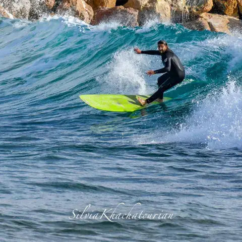 Surfeur sur une vague