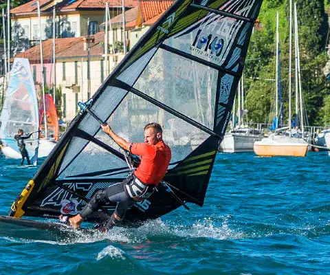Windsurfeurs près d'une bouée