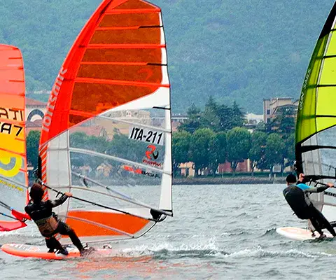 Windsurfeurs en régate sur le lac