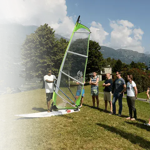 Explications à terre avant un cours de windsurf