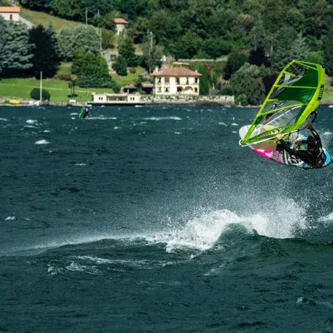 Windsurfeur sur le lac de Côme