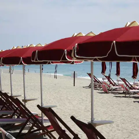 Rangées de transats et parasols sur la plage