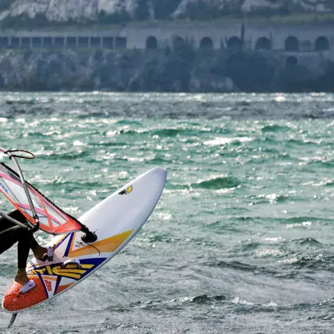 Windsurfeur sur le lac de Garde