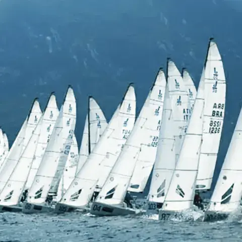 Flotte de voiliers en régate