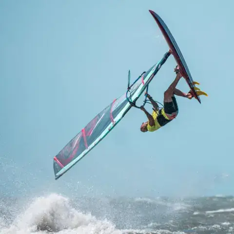 Windsurfeur en saut