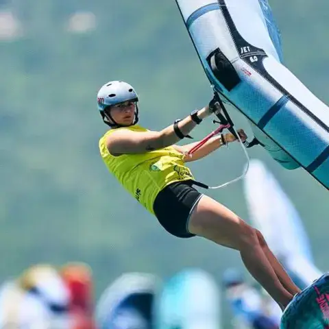 Wing foiler en pleine navigation