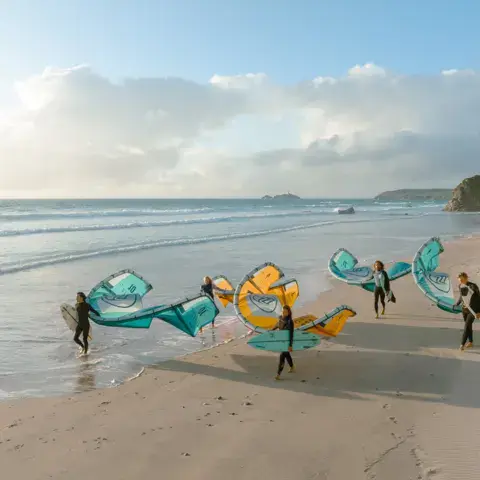 Kites gonflés sur la plage de Scalo dei Saraceni