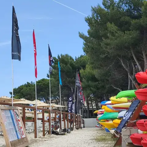 Base nautique avec kayaks sur la plage