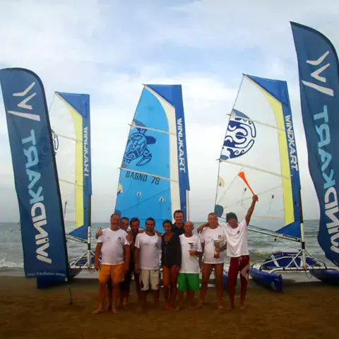Équipe du centre devant les voiles de windkart