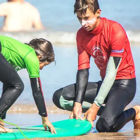 Cours d'initiation au surf sur la plage