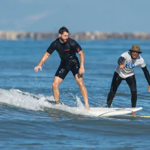 Cours de surf avec un moniteur