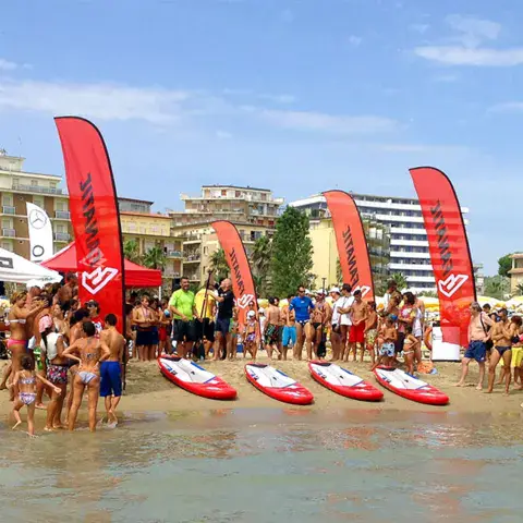 Sortie de groupe en stand up paddle près de la plage